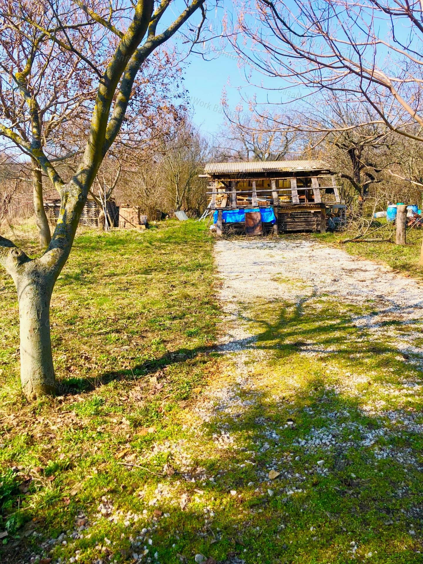 Balatonalmádiban téglaépítésű nyaraló lakás ELADÓ