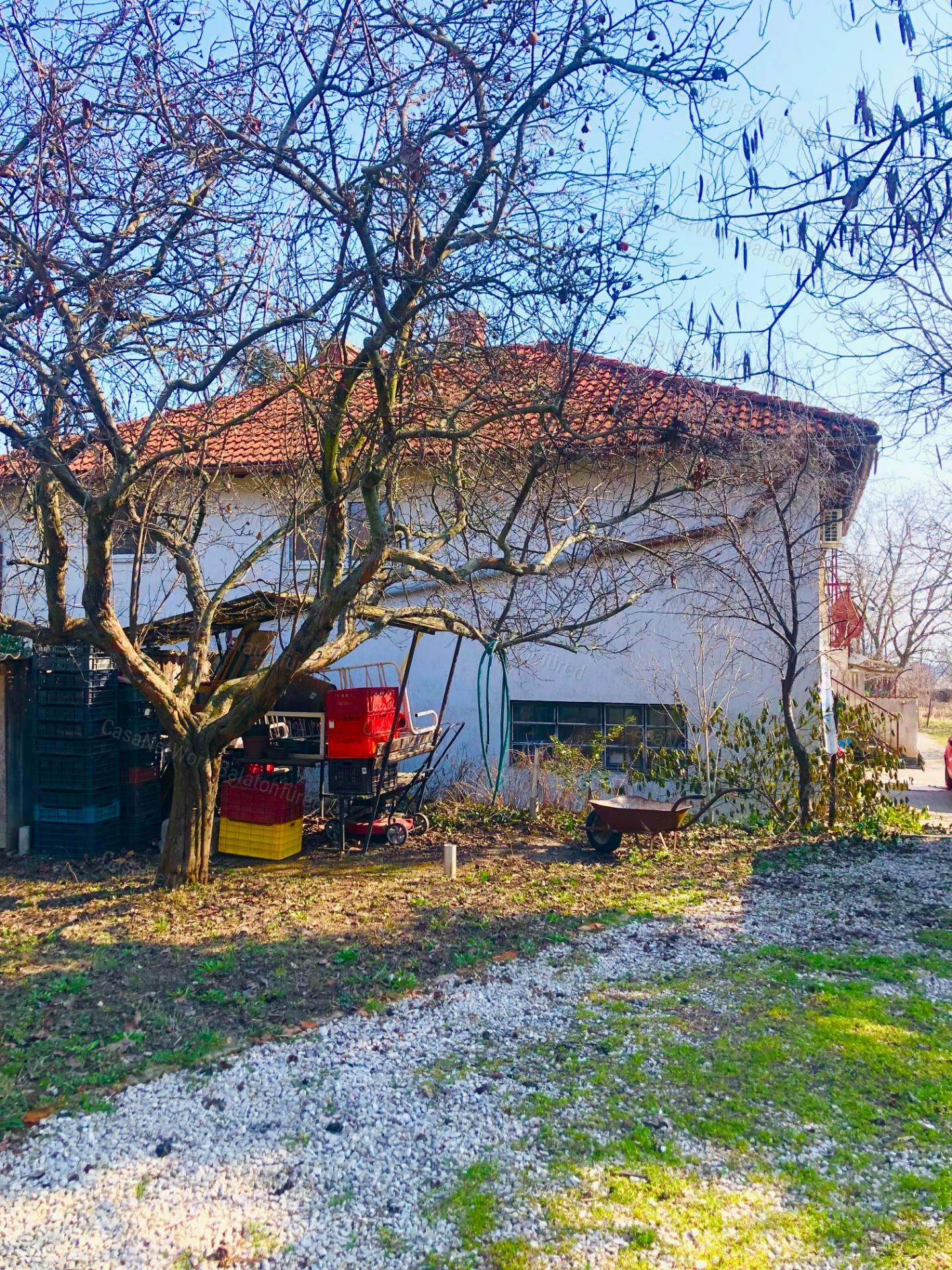 Balatonalmádiban téglaépítésű nyaraló lakás ELADÓ