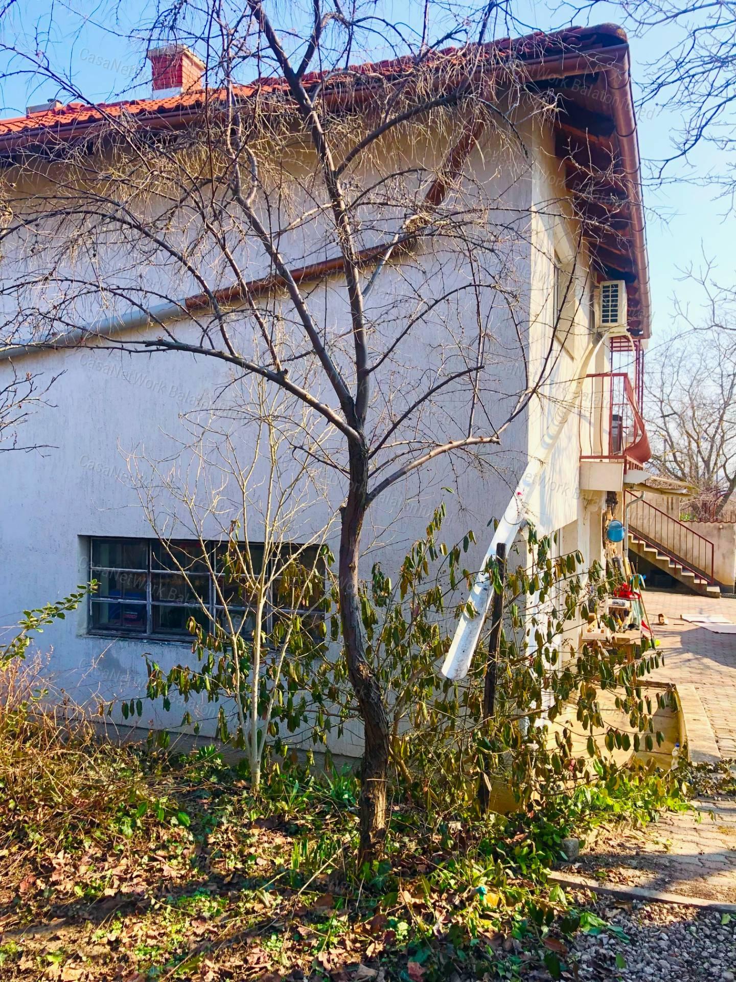 Balatonalmádiban téglaépítésű nyaraló lakás ELADÓ