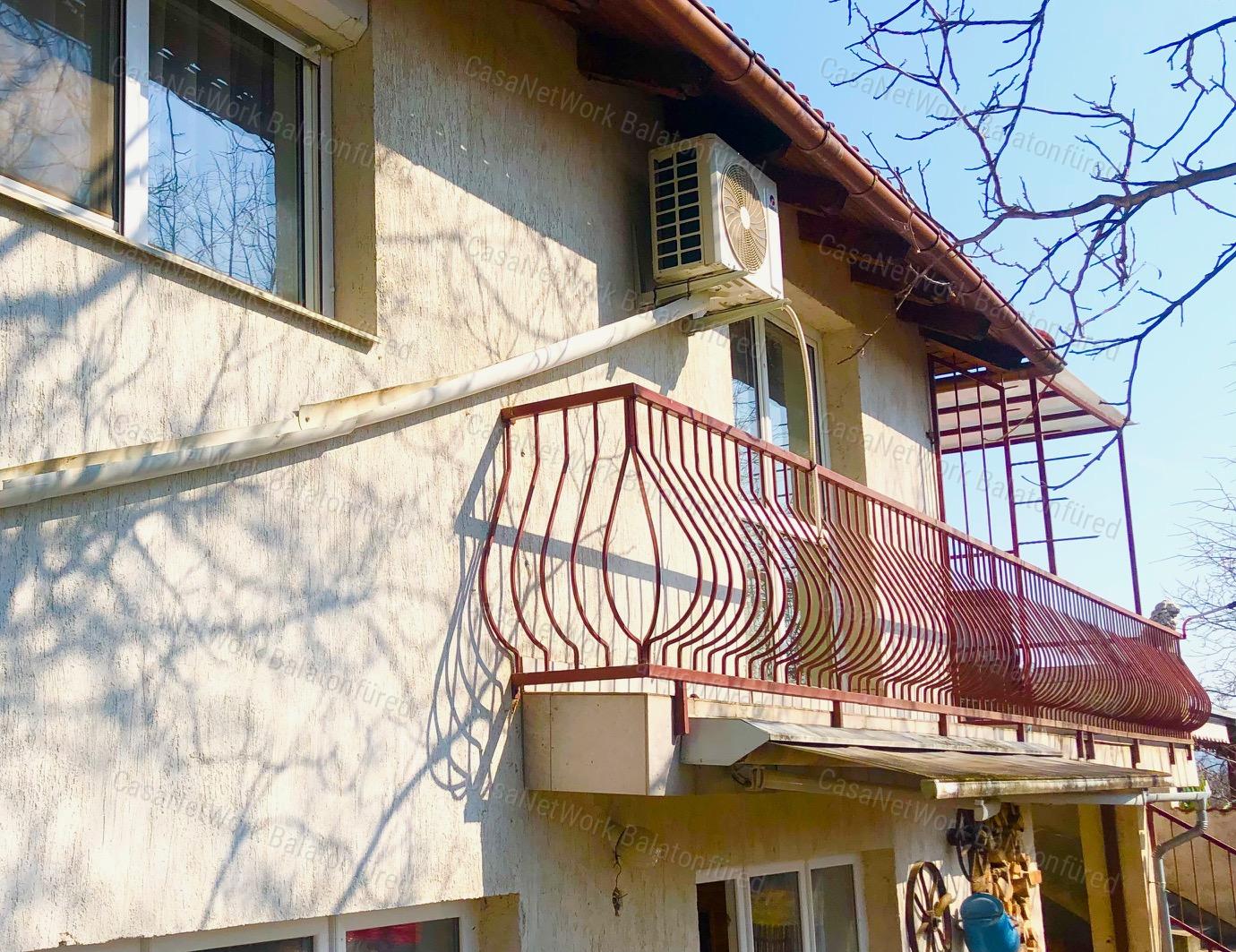 Balatonalmádiban téglaépítésű nyaraló lakás ELADÓ