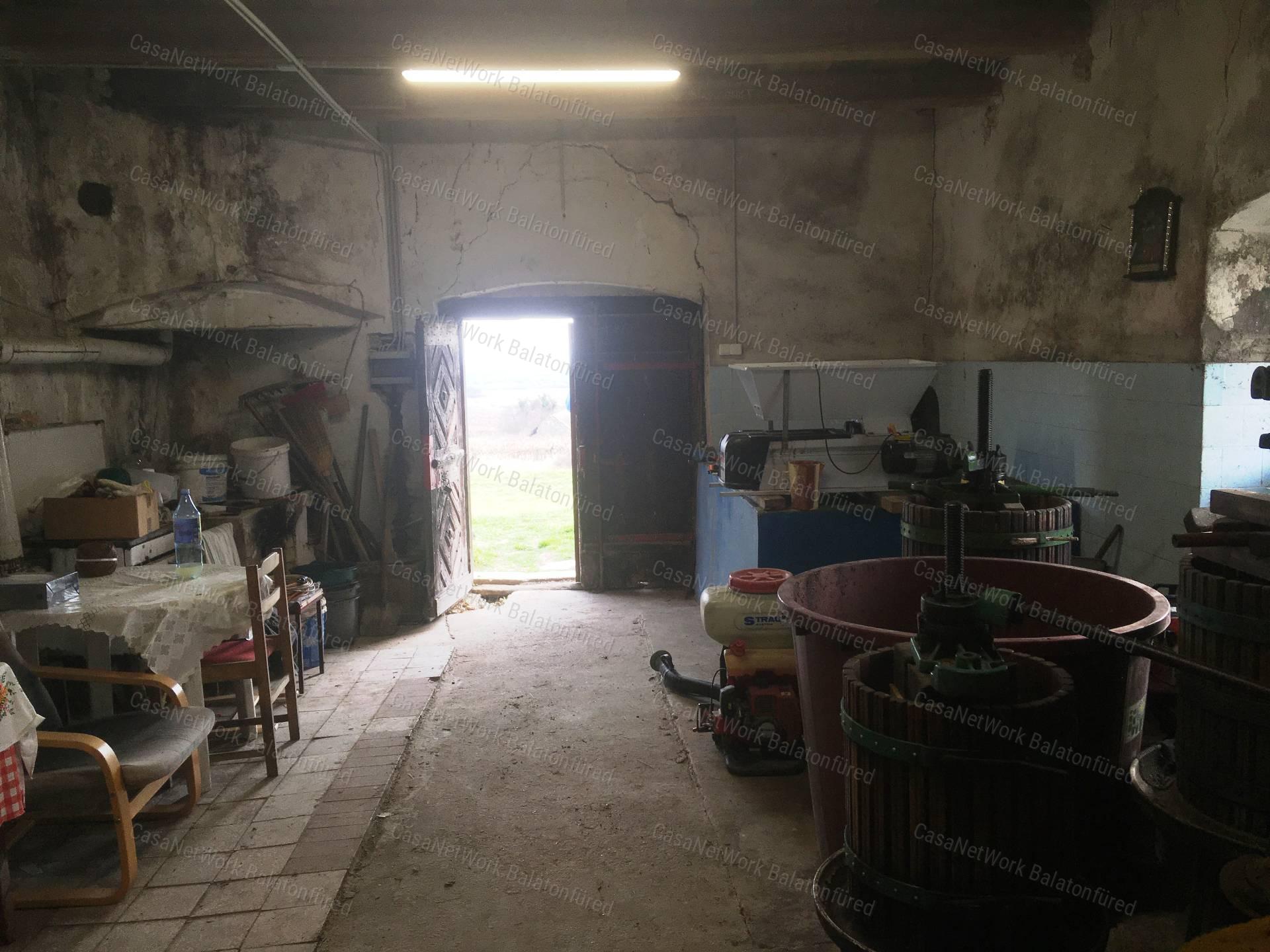 Elvehetetlen örök panorámás pince-présház