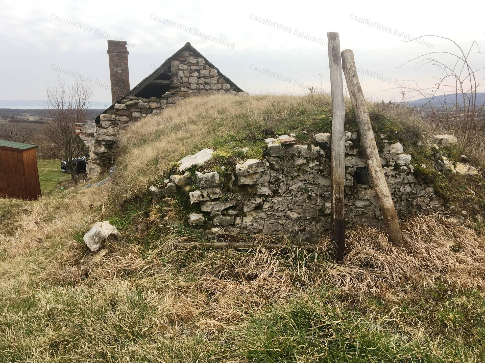 Elvehetetlen örök panorámás pince-présház