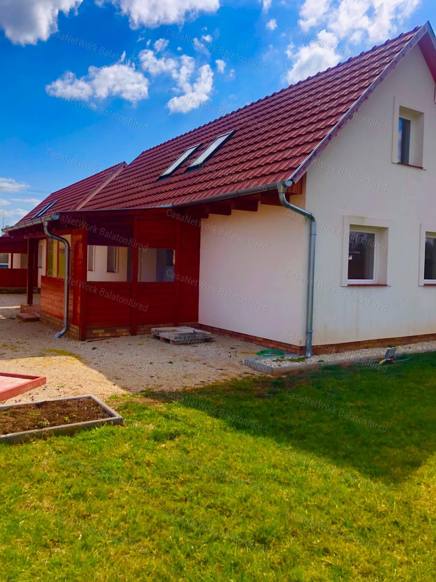 Kővágóörsön kiadó ikerházrész