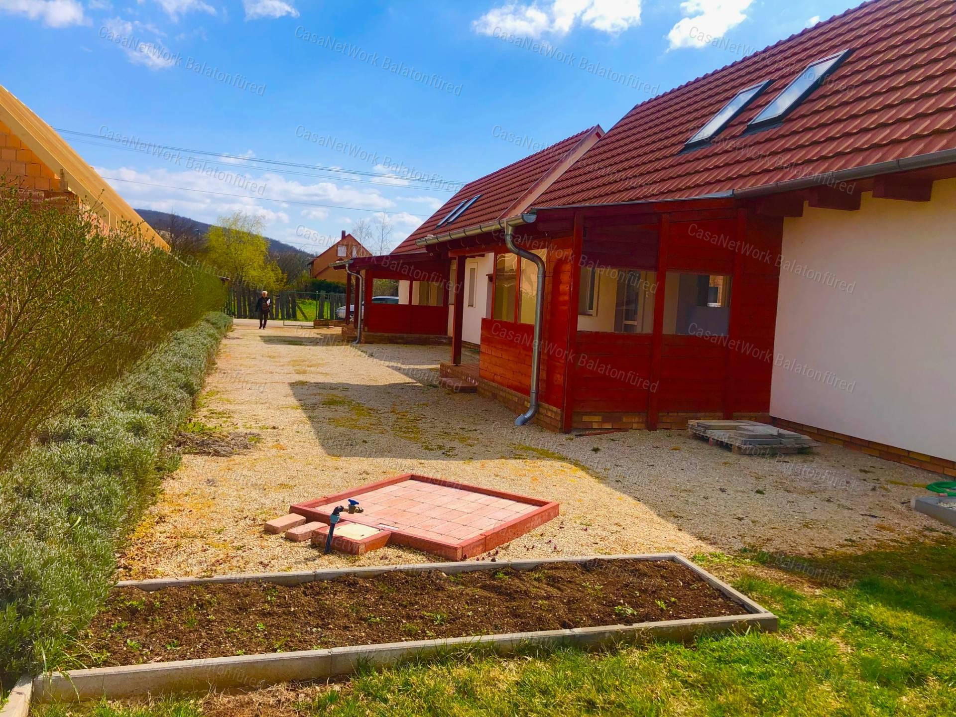 Kővágóörsön kiadó ikerházrész