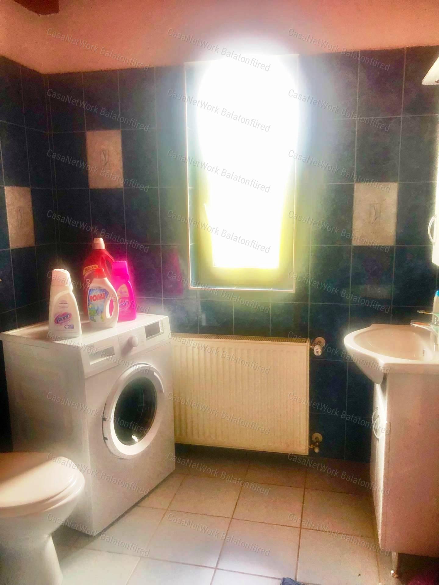 Kővágóörsön kiadó ikerházrész