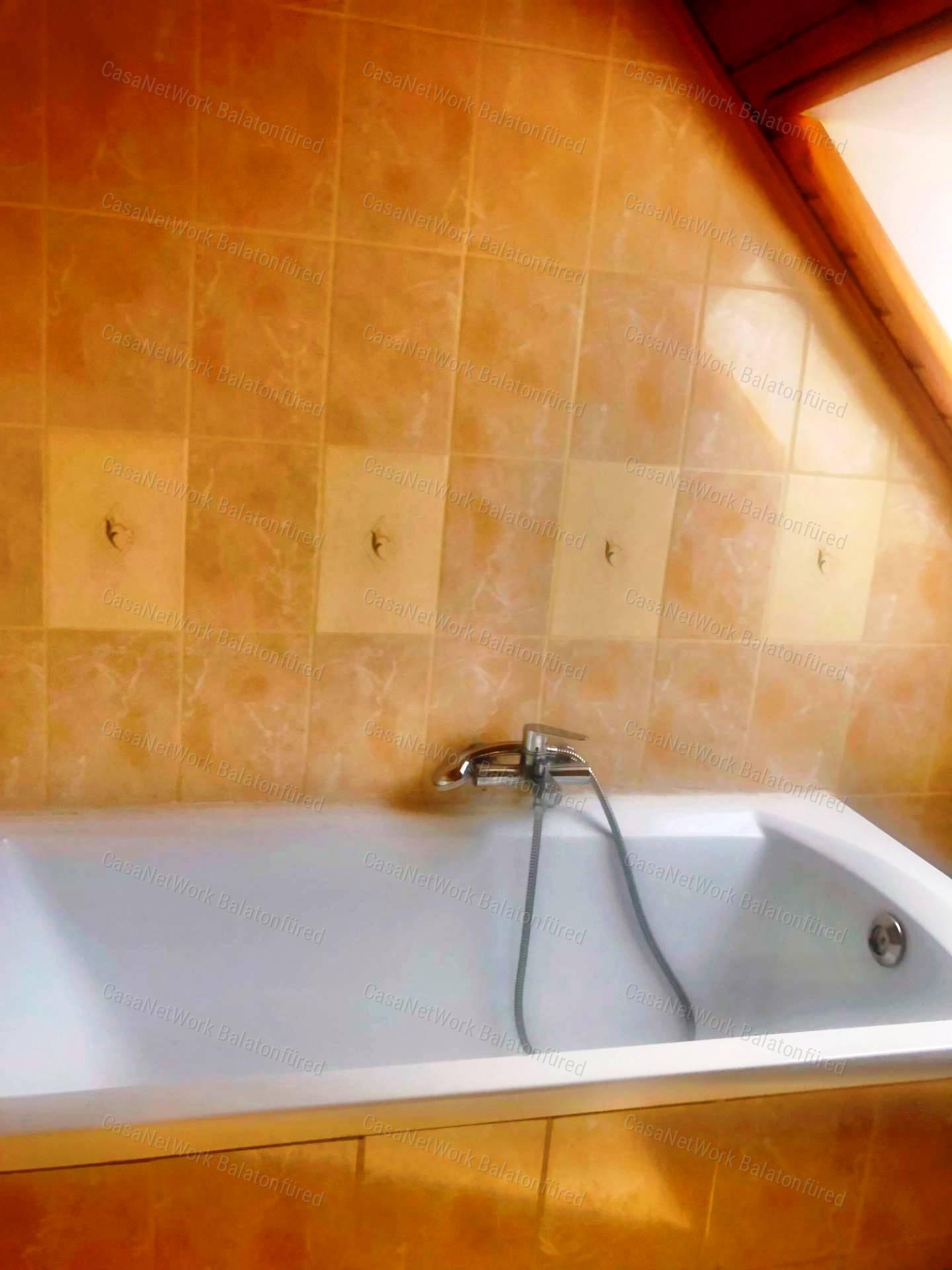 Kővágóörsön kiadó ikerházrész