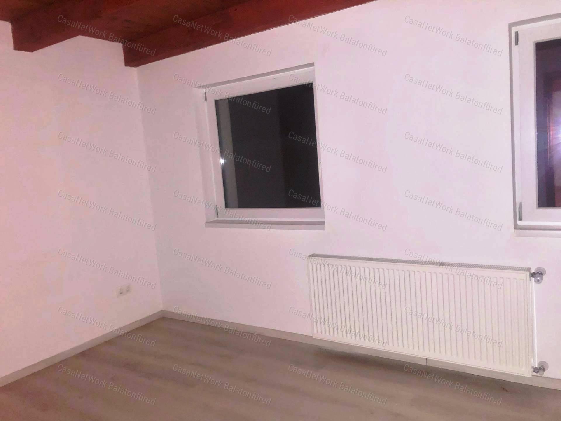Kővágóörsön kiadó ikerházrész