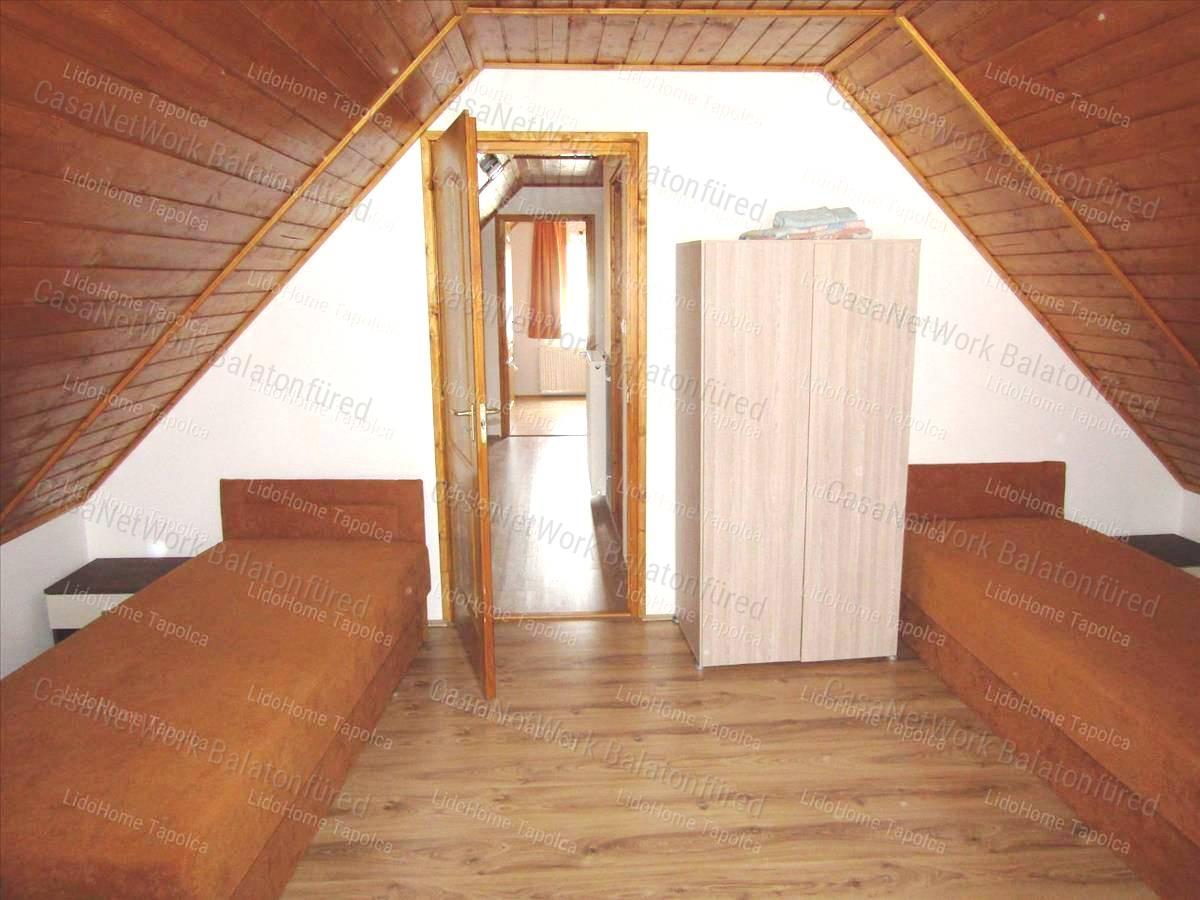 Kővágóörsön kiadó ikerházrész