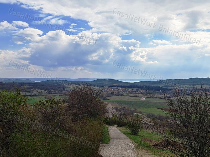 Panorámás, építhető ZÁRTKERT eladó PÉCSELYEN