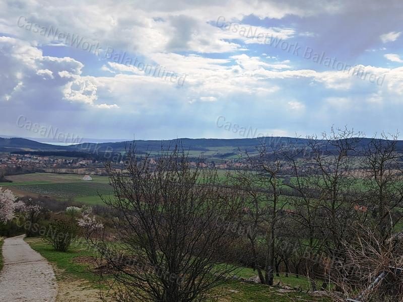 Panorámás, építhető ZÁRTKERT eladó PÉCSELYEN