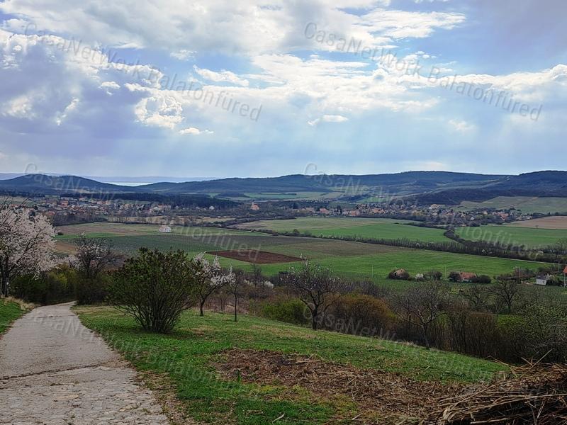 Panorámás, építhető ZÁRTKERT eladó PÉCSELYEN