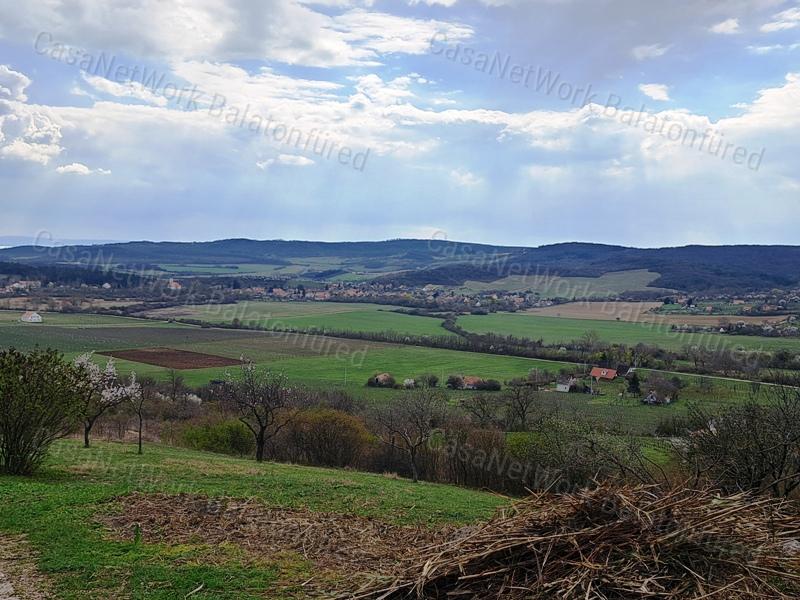 Panorámás, építhető ZÁRTKERT eladó PÉCSELYEN