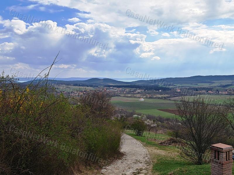 Panorámás, építhető ZÁRTKERT eladó PÉCSELYEN