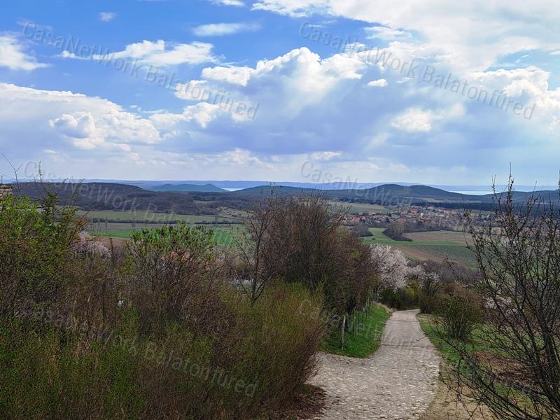 Panorámás, építhető ZÁRTKERT eladó PÉCSELYEN