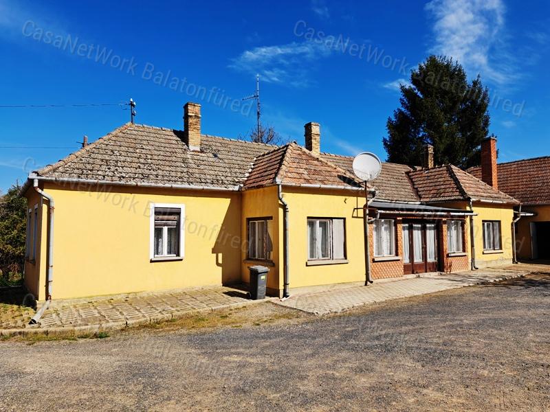 Sok lehetőség, kiváló lokációban - eladó CSALÁDI HÁZ KÁPTALANTÓTIBAN
