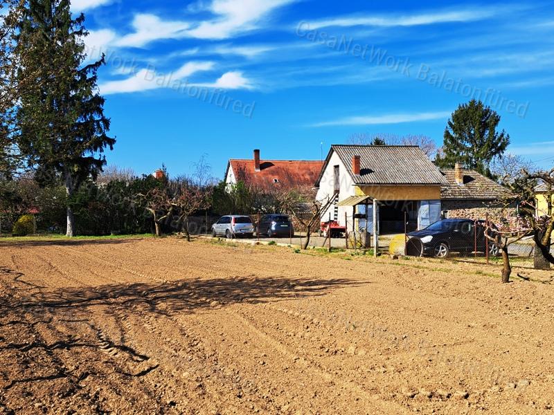 Sok lehetőség, kiváló lokációban - eladó CSALÁDI HÁZ KÁPTALANTÓTIBAN