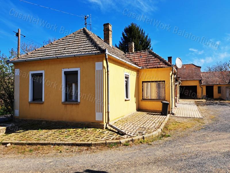 Sok lehetőség, kiváló lokációban - eladó CSALÁDI HÁZ KÁPTALANTÓTIBAN