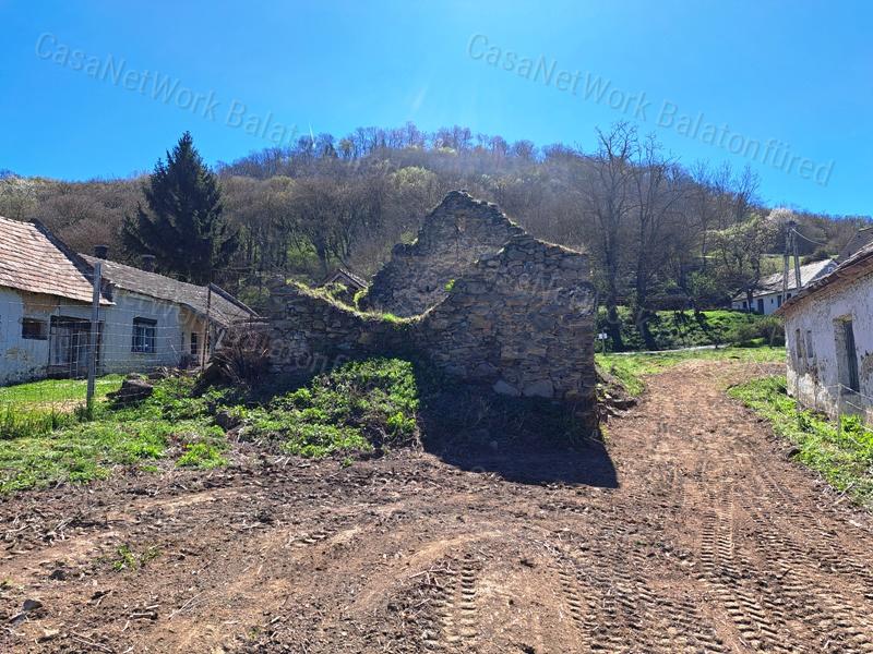 Tájpanorámás ÉPÍTÉSI TELEK eladó KAPOLCSON