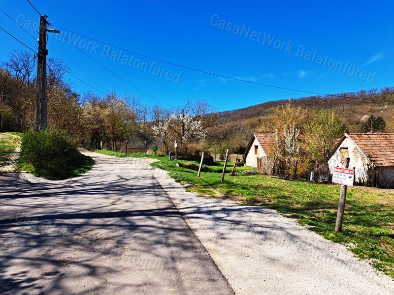 Tájpanorámás ÉPÍTÉSI TELEK eladó KAPOLCSON