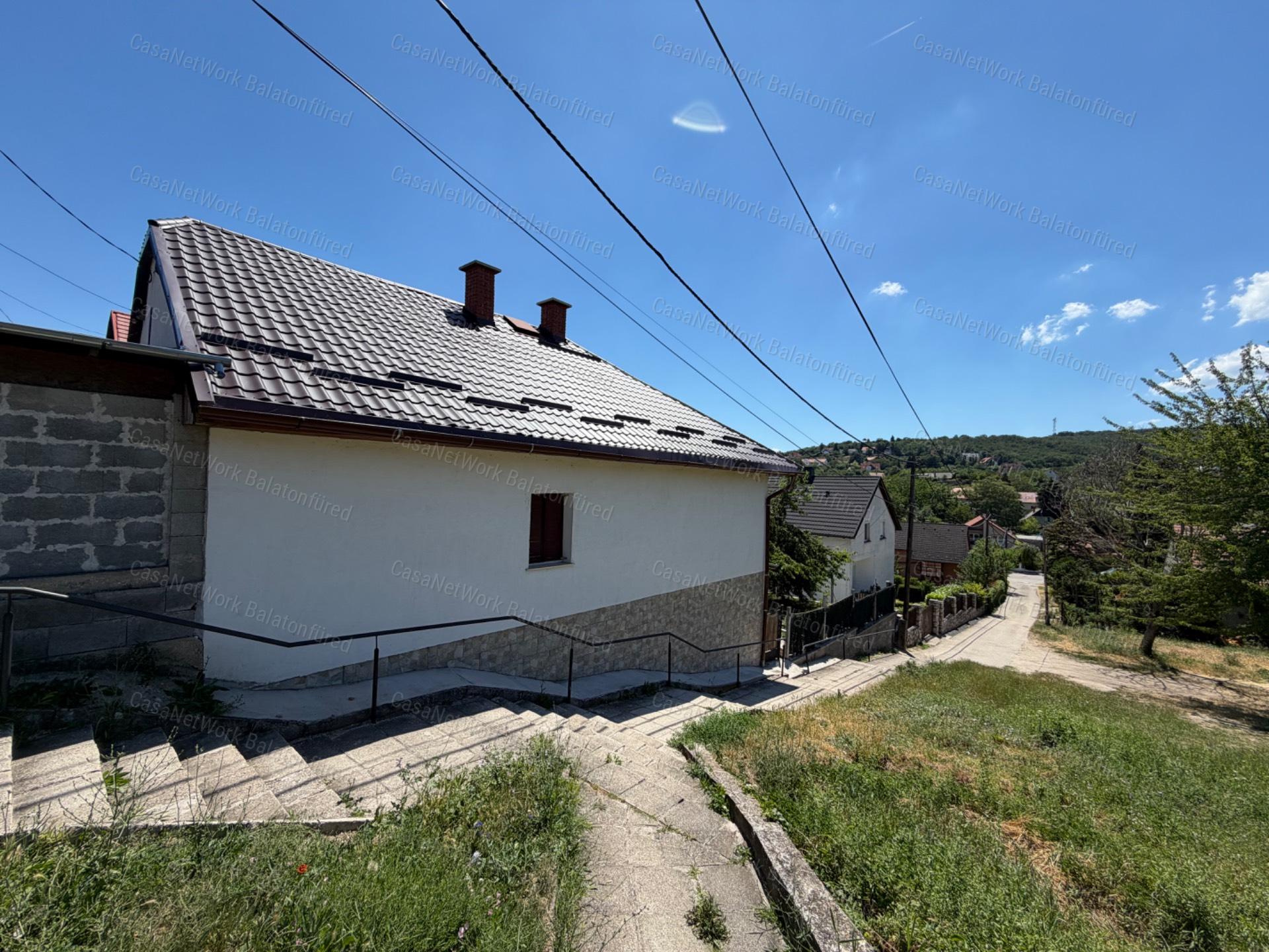 Családi ház különleges dupla felszíni pincével Balatonalmádiban
