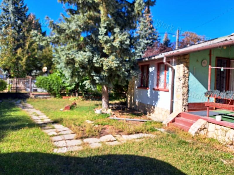 Vízközeli, zöldövezeti-eladó NYARALÓ BALATONFÖLDVÁRON