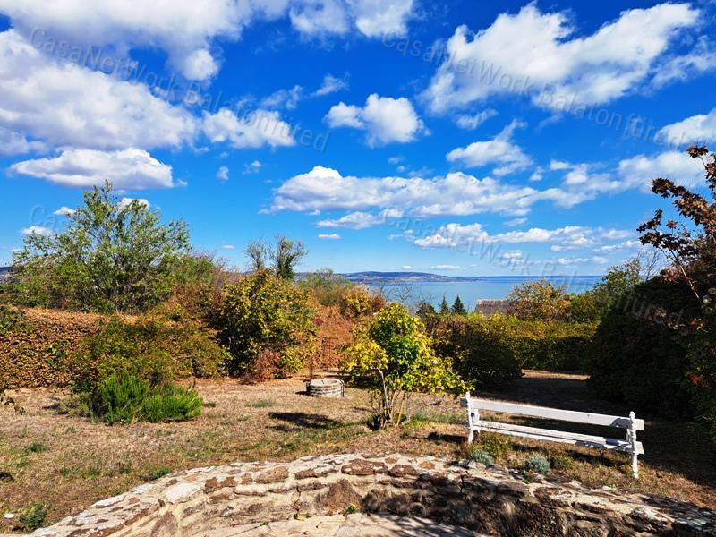Szuper panorámás, exkluzív lokációban - eladó NYARALÓ TIHANYBAN