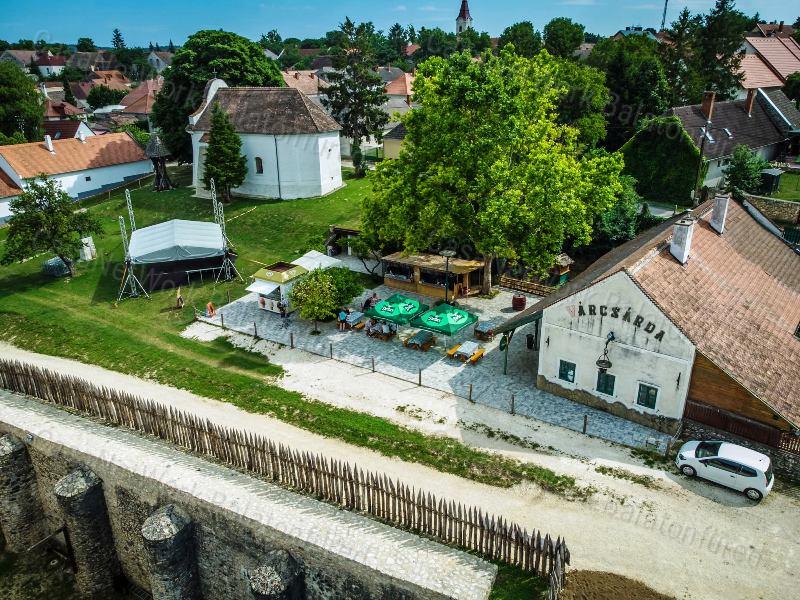 Központi helyen a vár mellett - eladó VENDÉGLŐ NAGYVÁZSONYBAN