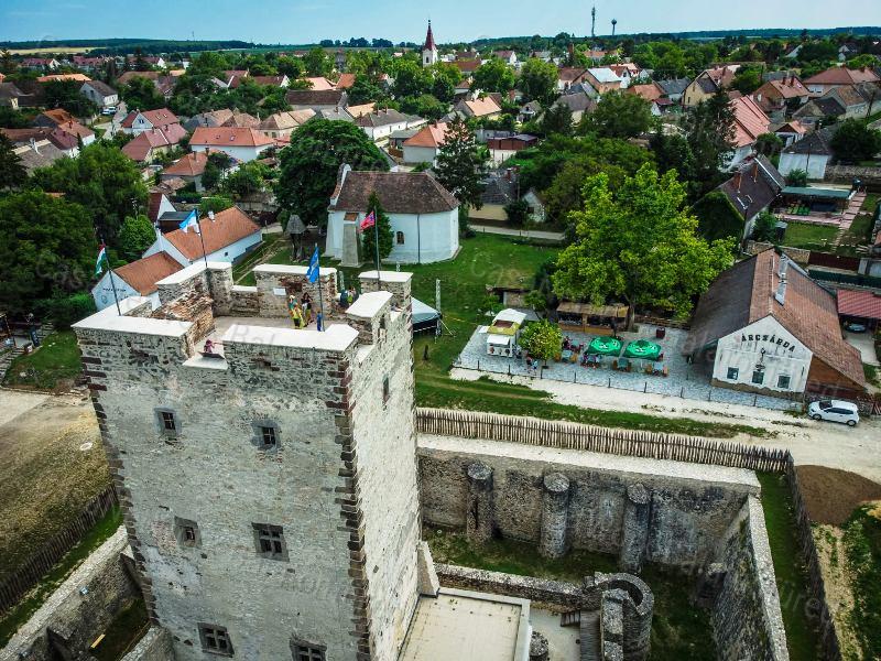 Központi helyen a vár mellett - eladó VENDÉGLŐ NAGYVÁZSONYBAN