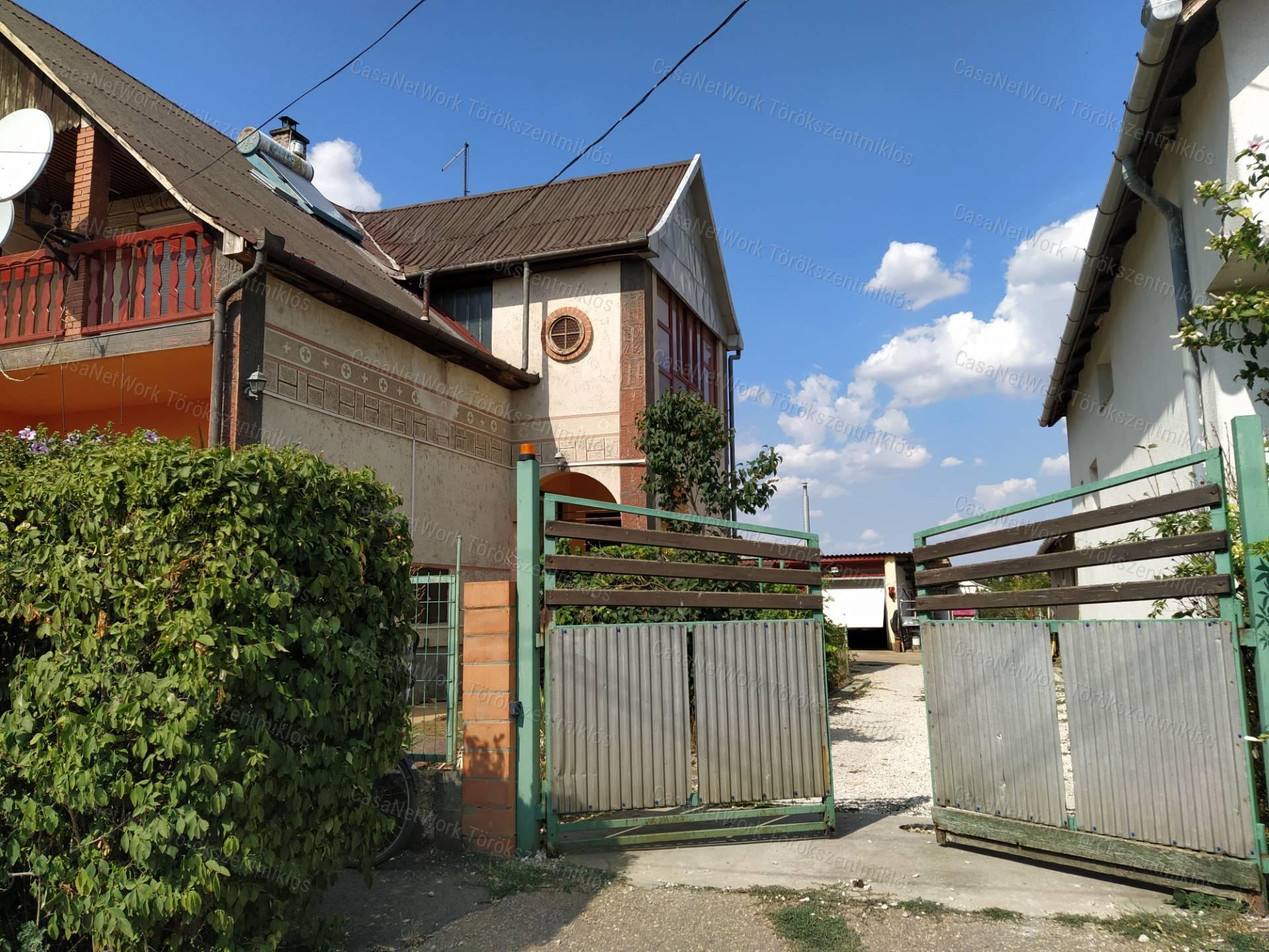 Eladó családi ház Kengyel központjában!