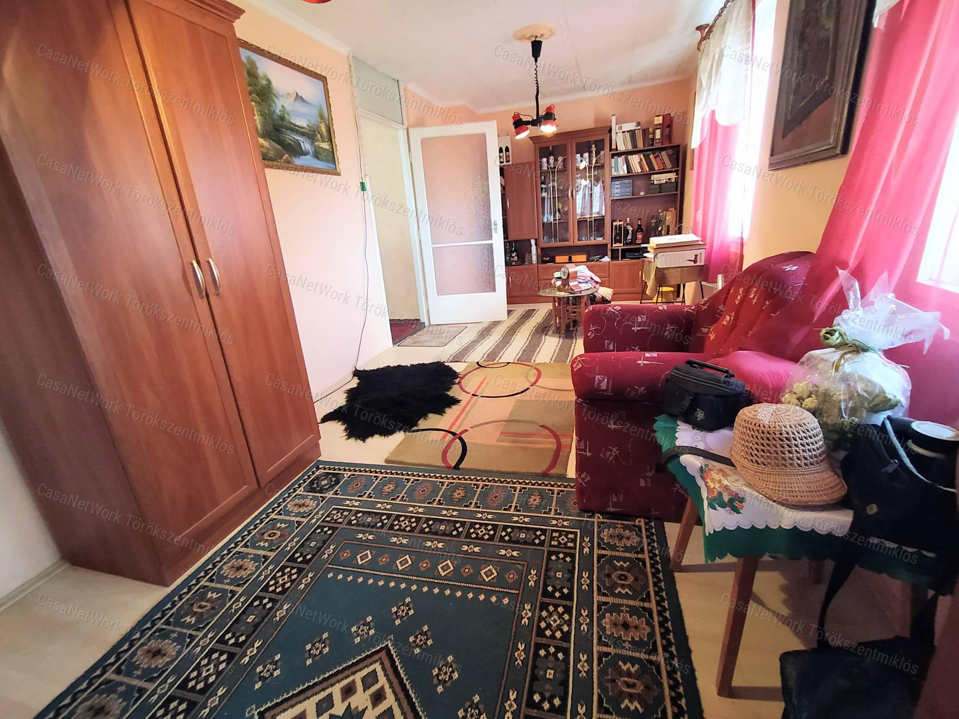 Eladó családi ház Kengyel központjában!