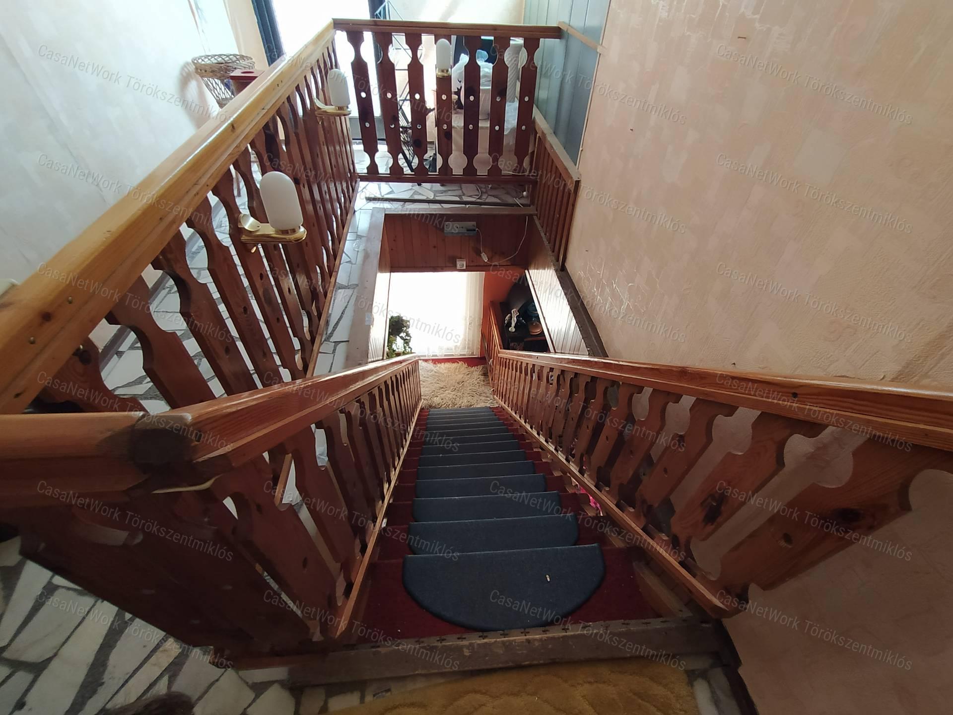 Eladó családi ház Kengyel központjában!