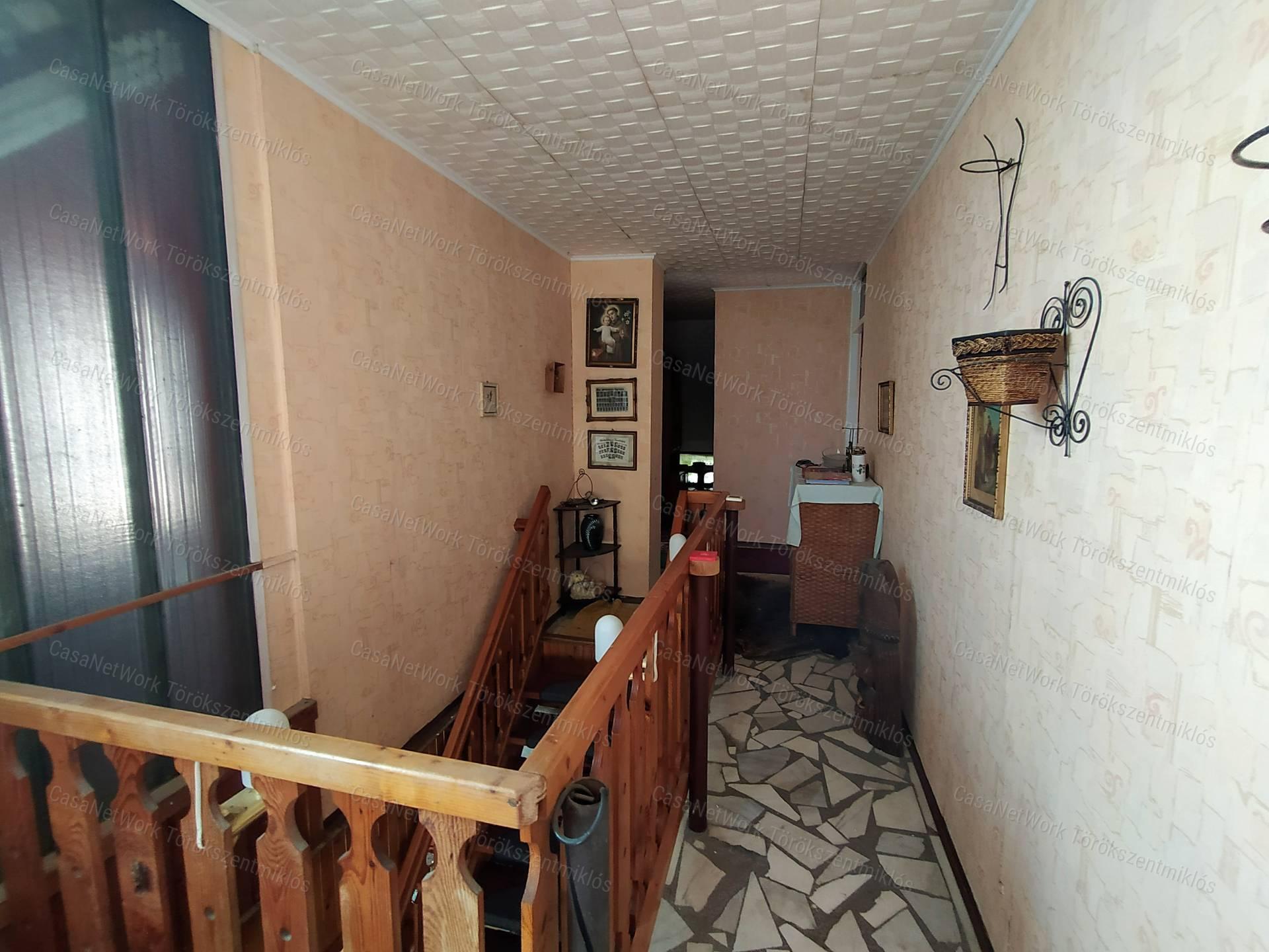 Eladó családi ház Kengyel központjában!