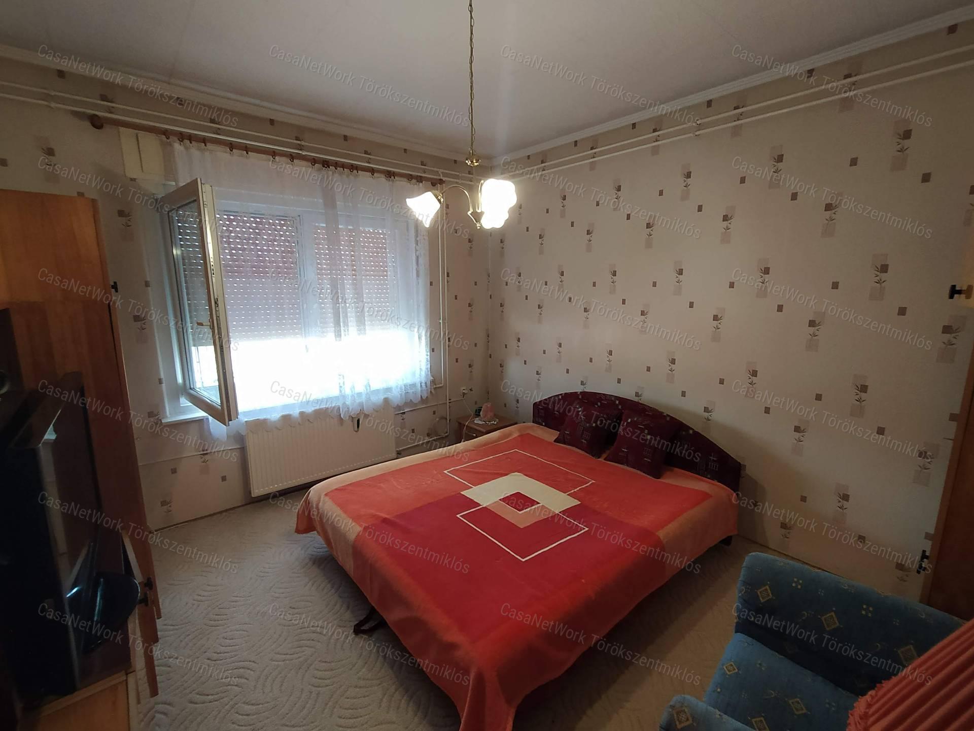 Eladó kétgenerációs családi ház Törökszentmiklóson a G-faluban!