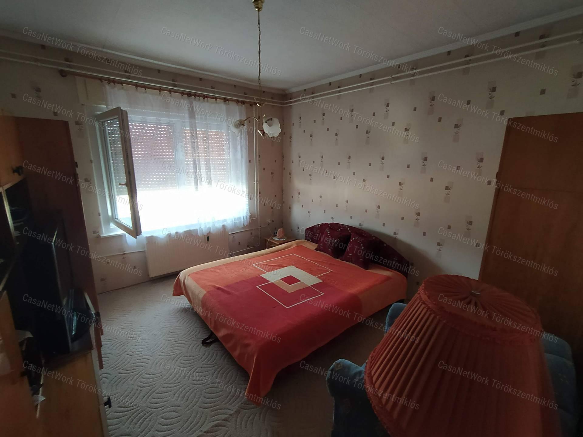 Eladó kétgenerációs családi ház Törökszentmiklóson a G-faluban!