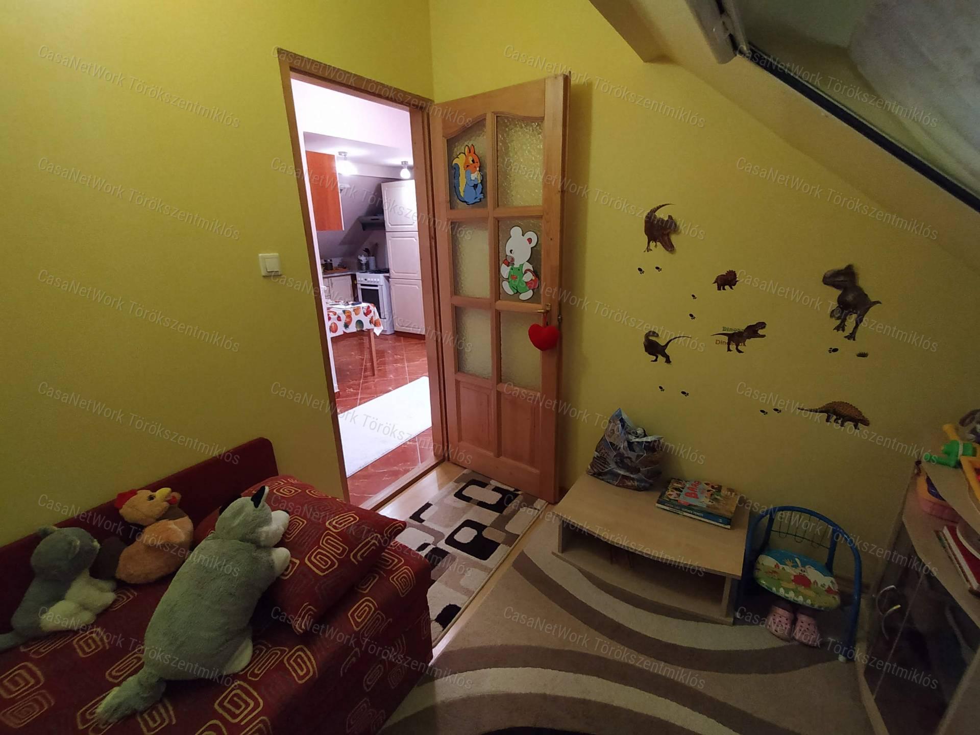 Eladó kétgenerációs családi ház Törökszentmiklóson a G-faluban!