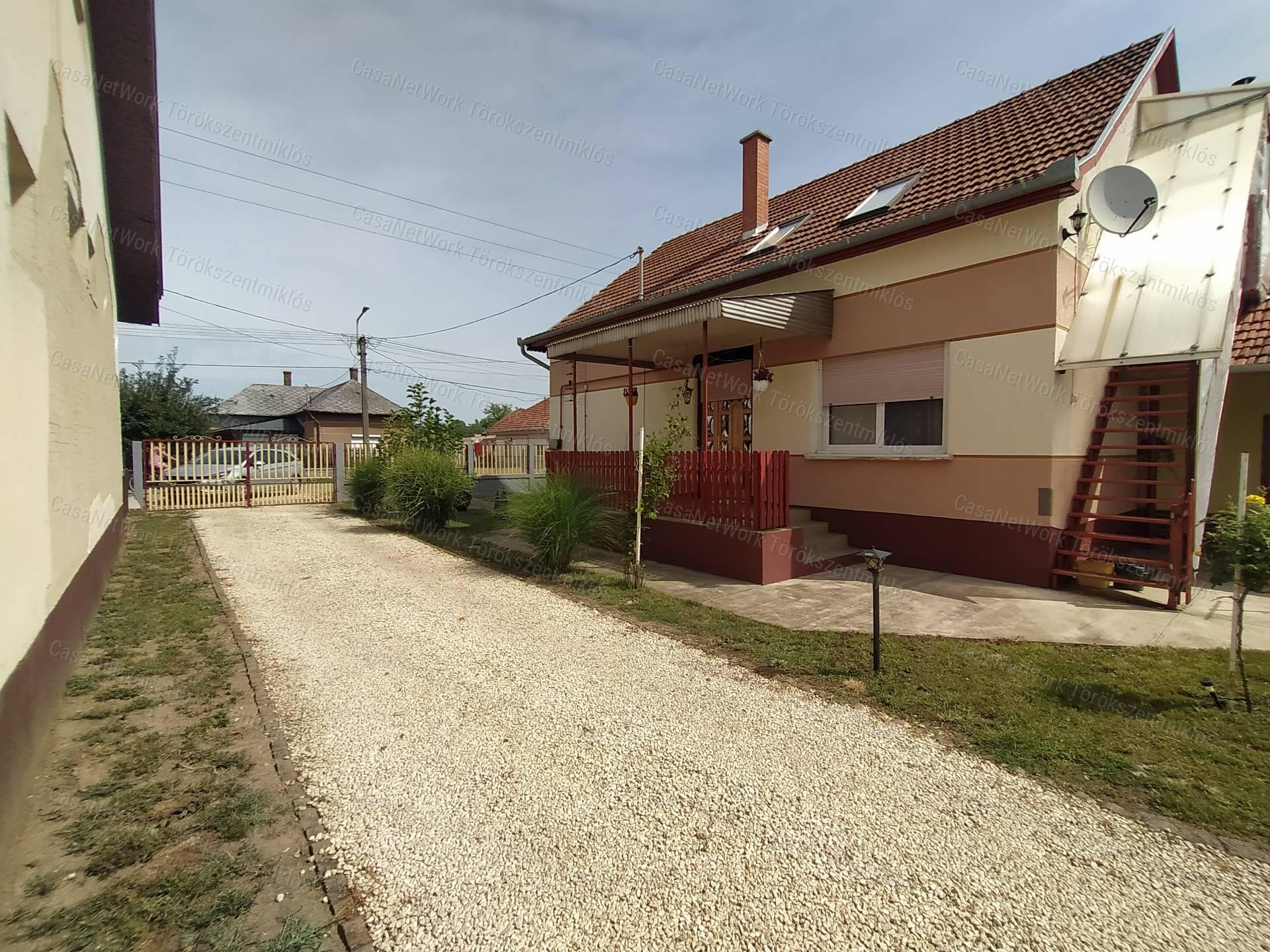 Eladó kétgenerációs családi ház Törökszentmiklóson a G-faluban!