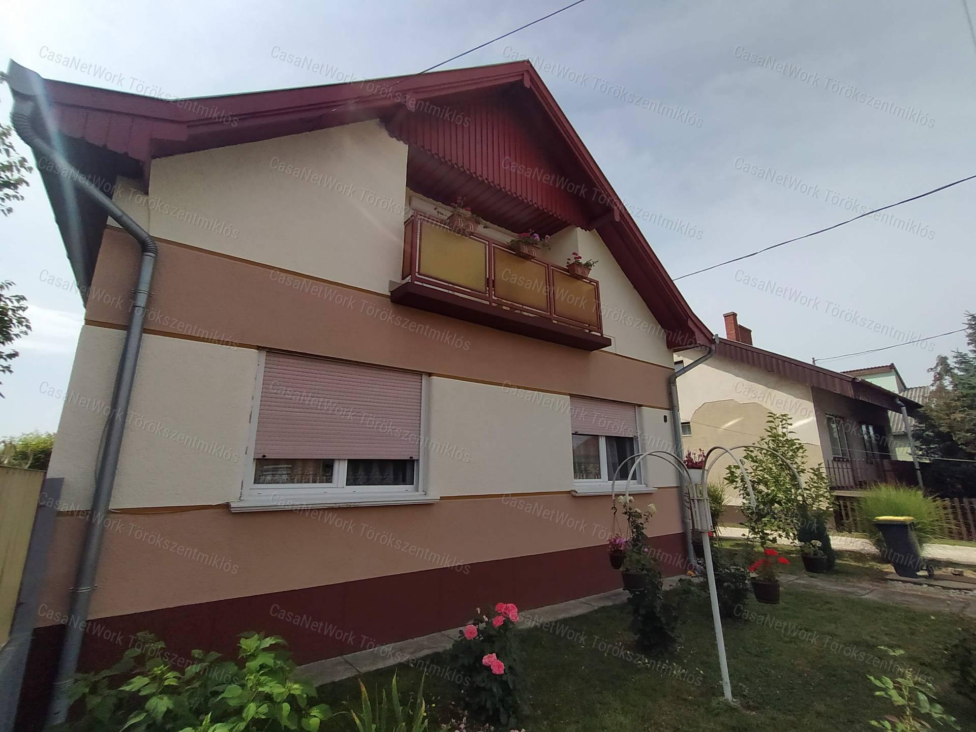 Eladó kétgenerációs családi ház Törökszentmiklóson a G-faluban!