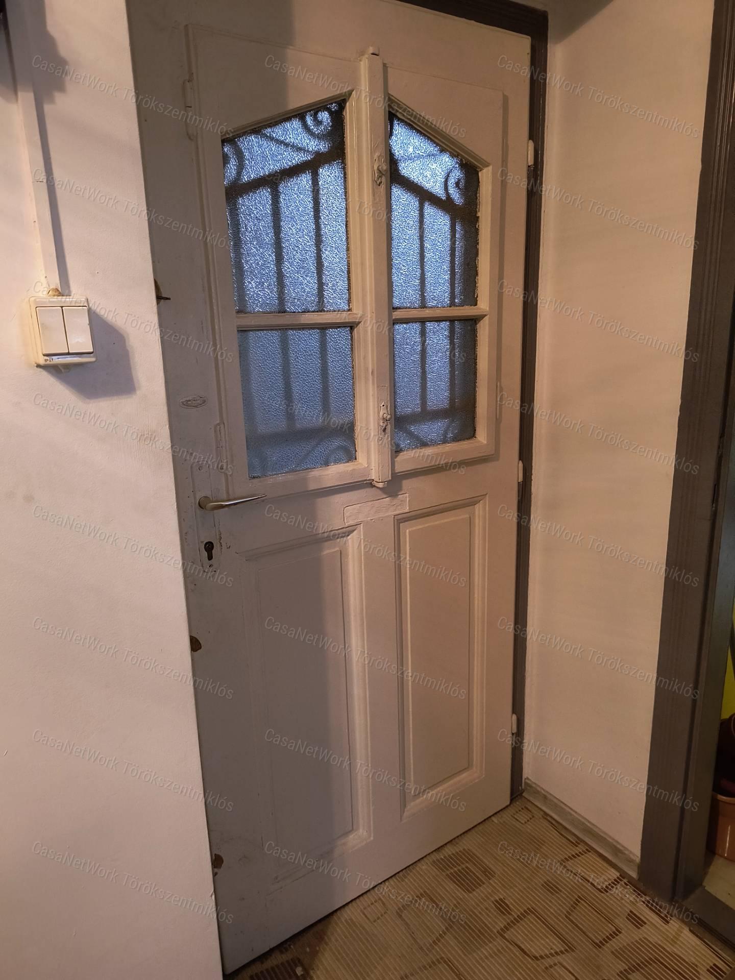Eladó polgári jellegű  kétszobás lakás Kisújszálláson!