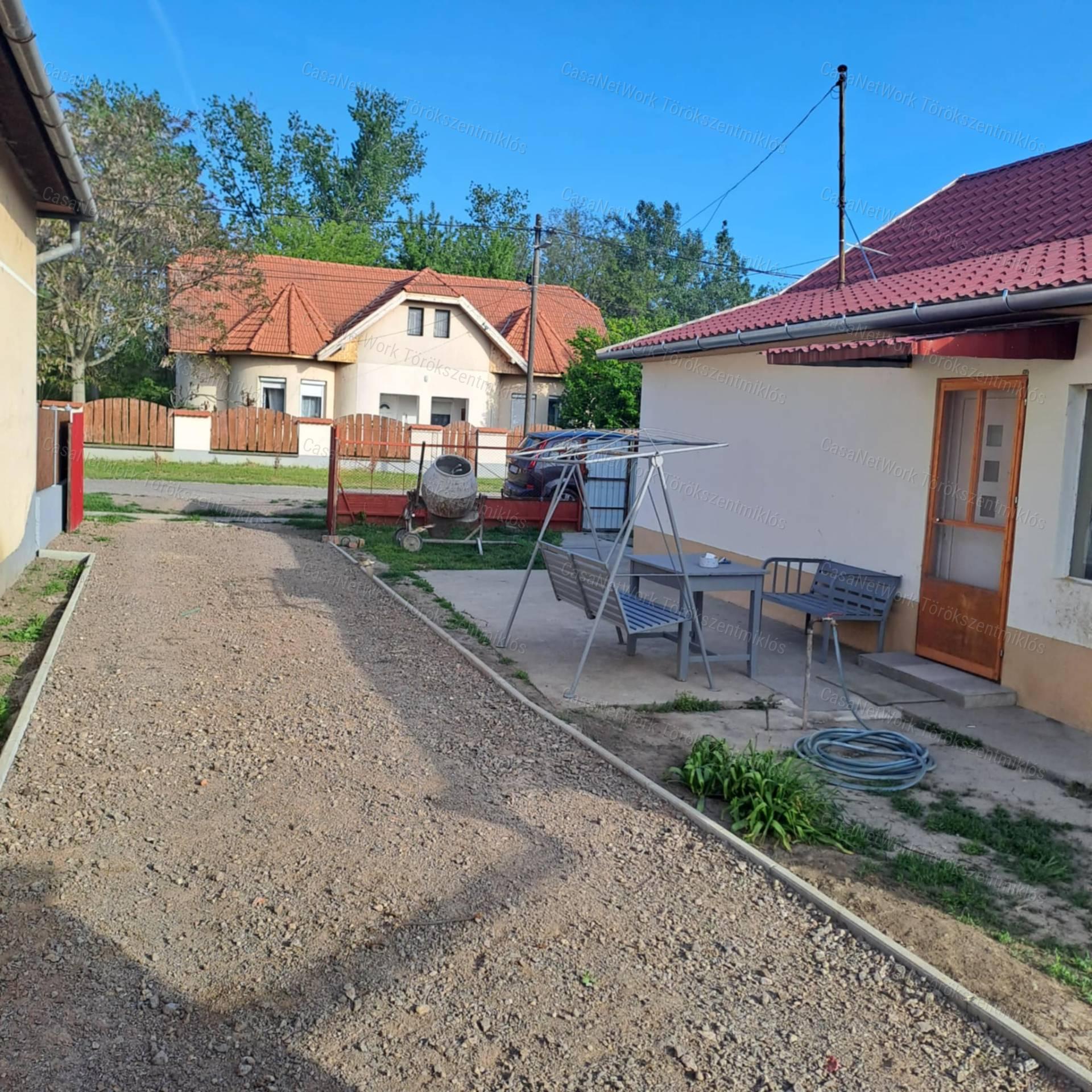 Eladó családi ház Fegyvernek központjában!
