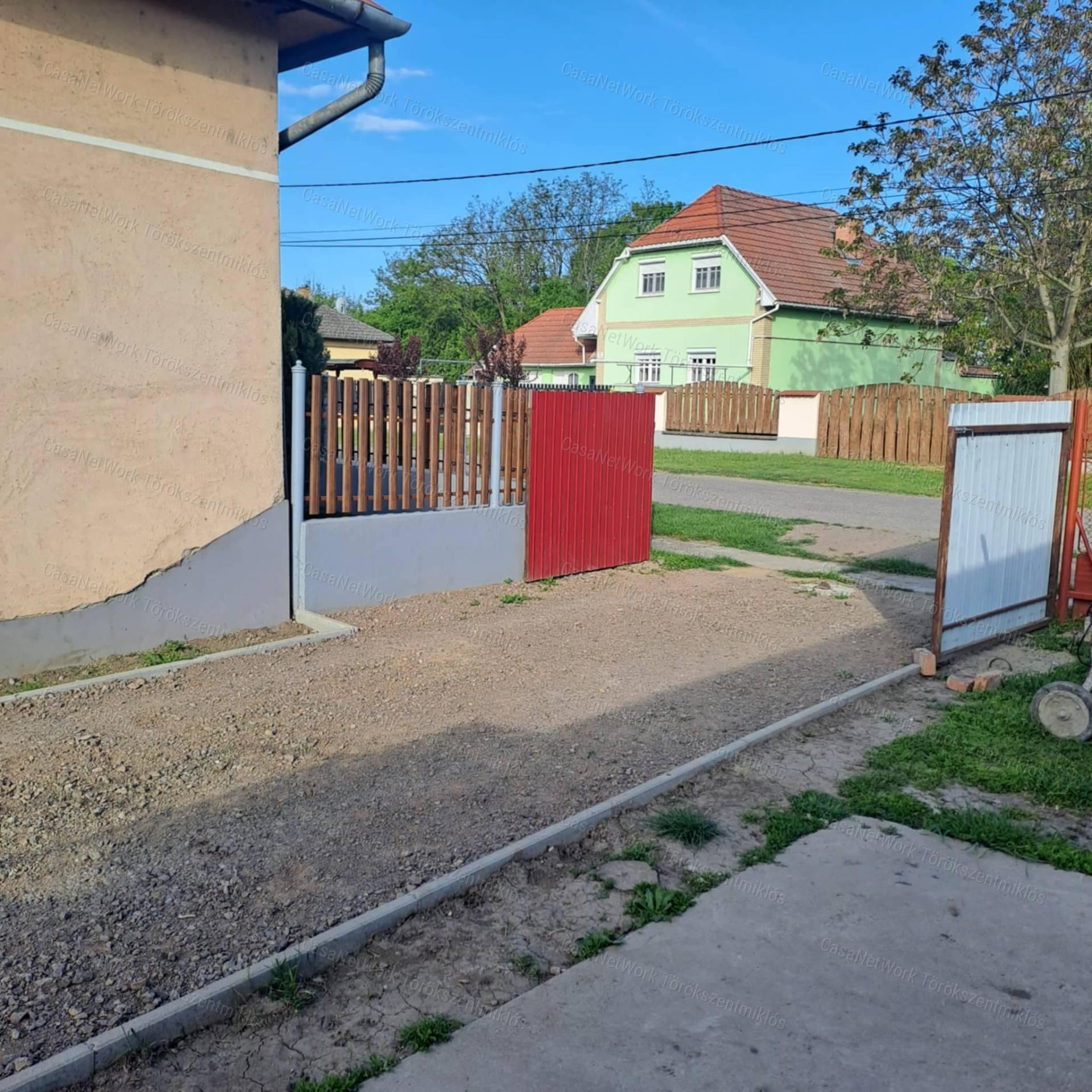 Eladó családi ház Fegyvernek központjában!