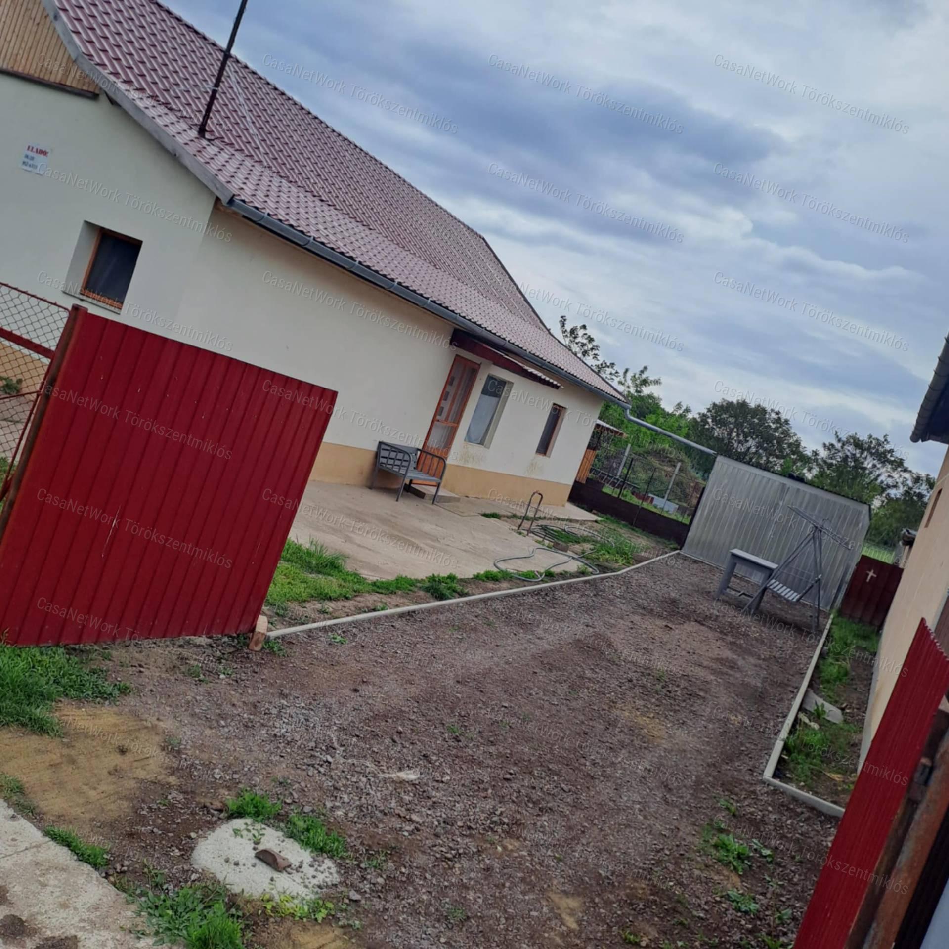 Eladó családi ház Fegyvernek központjában!