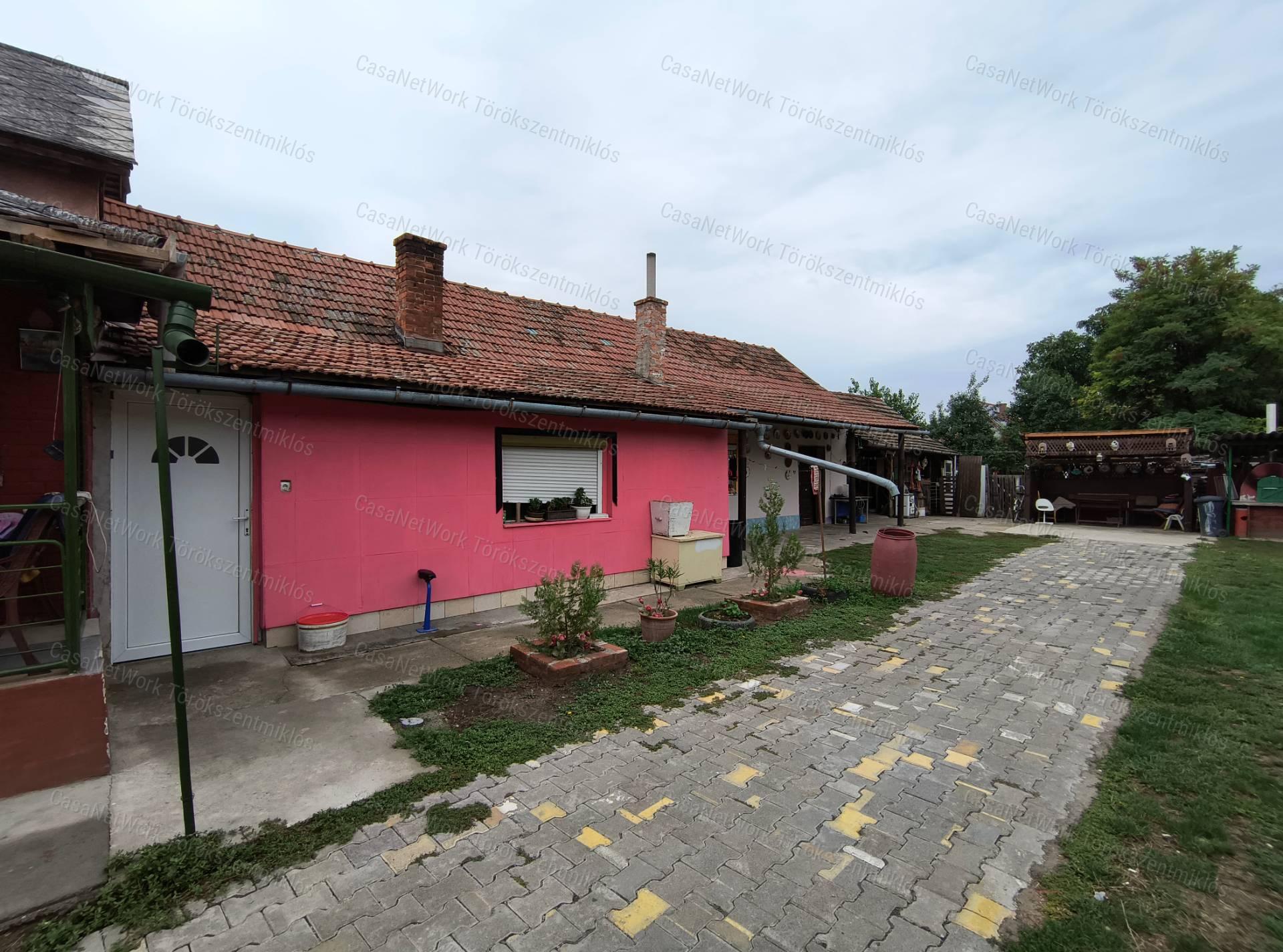 Eladó kétgenerációs családi ház Törökszentmiklóson!
