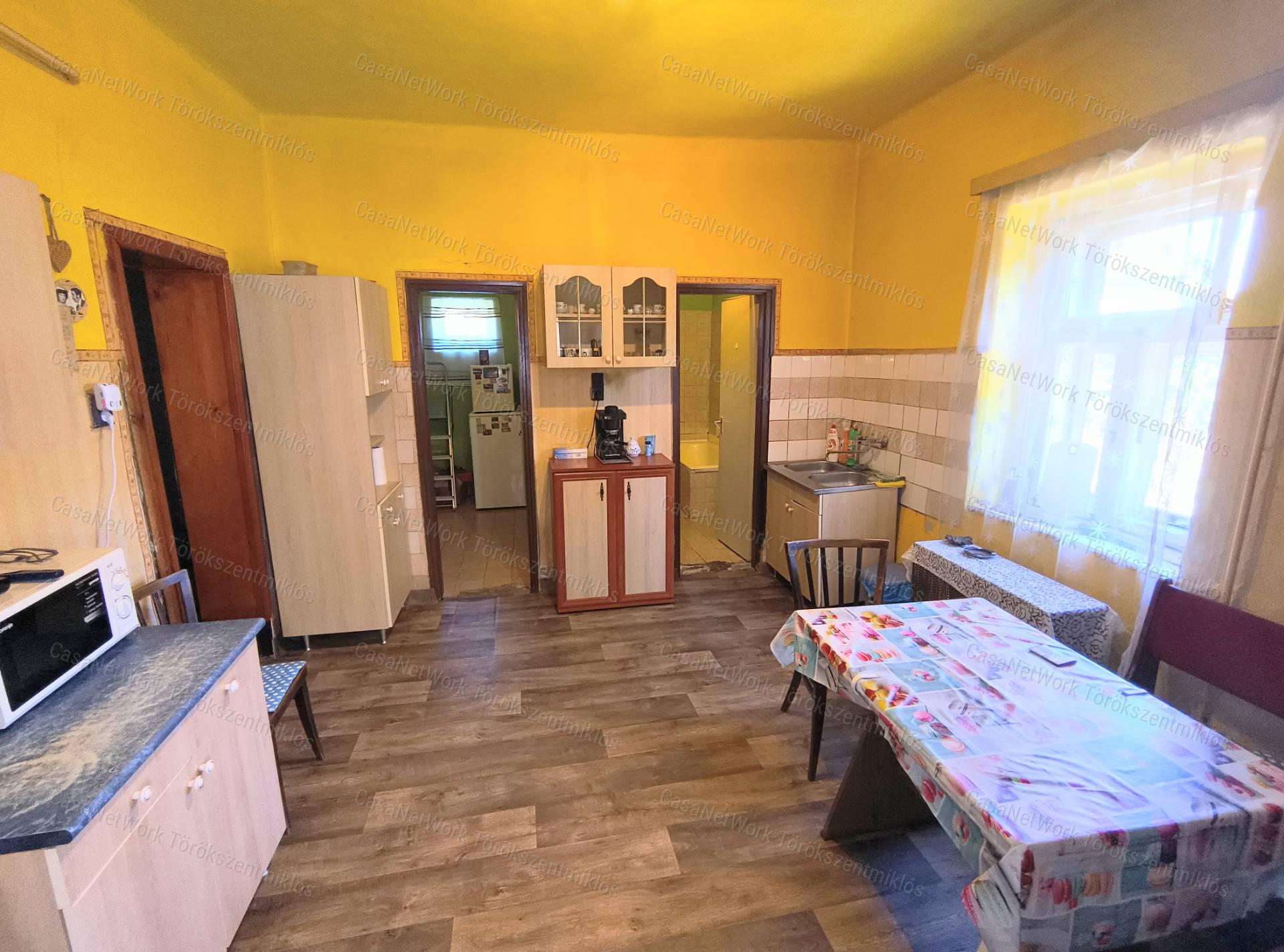 Eladó családi ház Törökszentmiklóson a városközpontban!