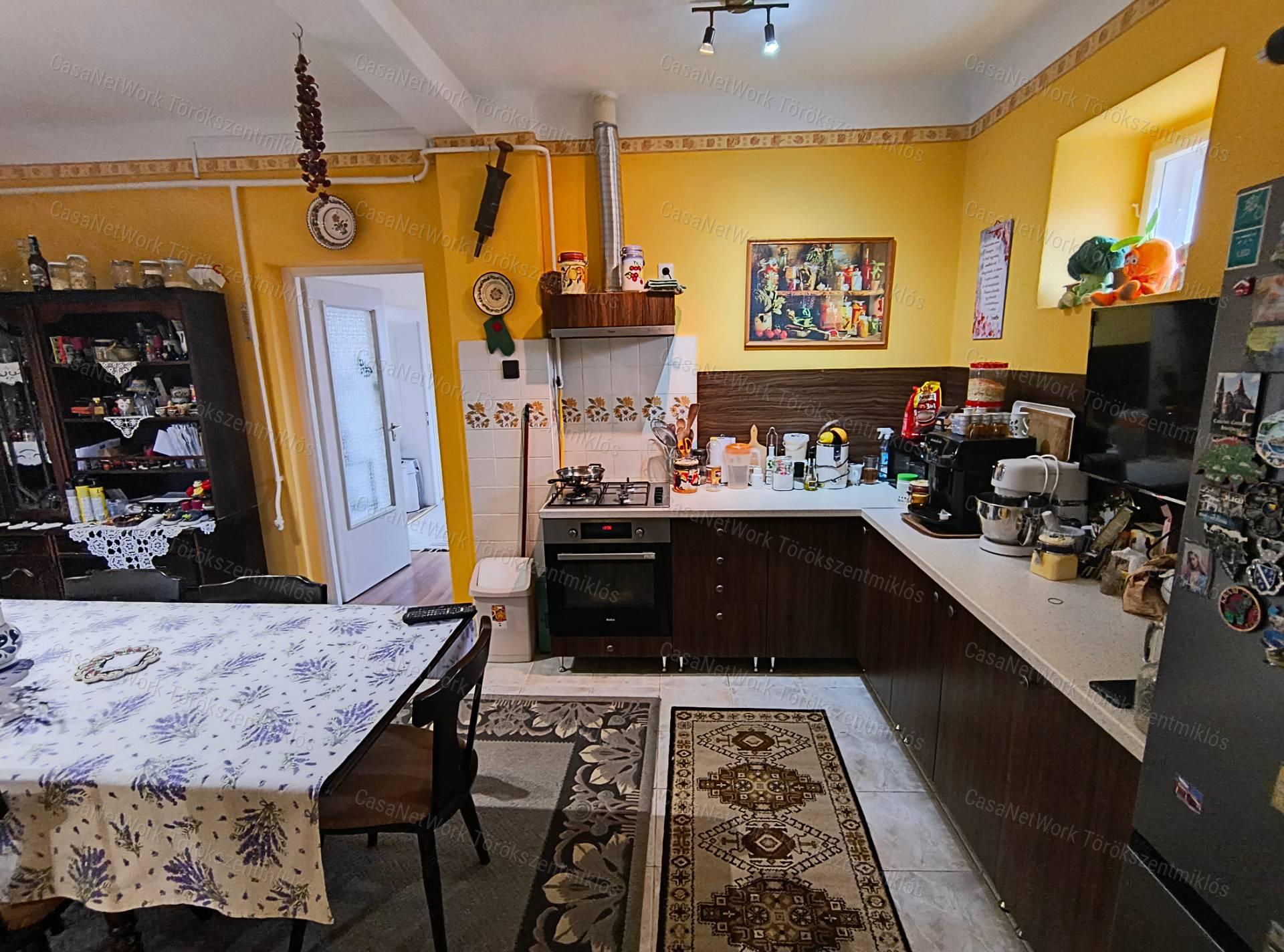 Eladós családi ház Törökszentmiklós központjában!