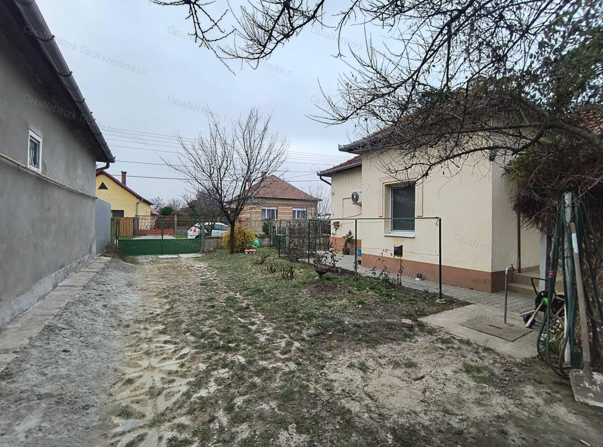 Eladós családi ház Törökszentmiklós központjában!