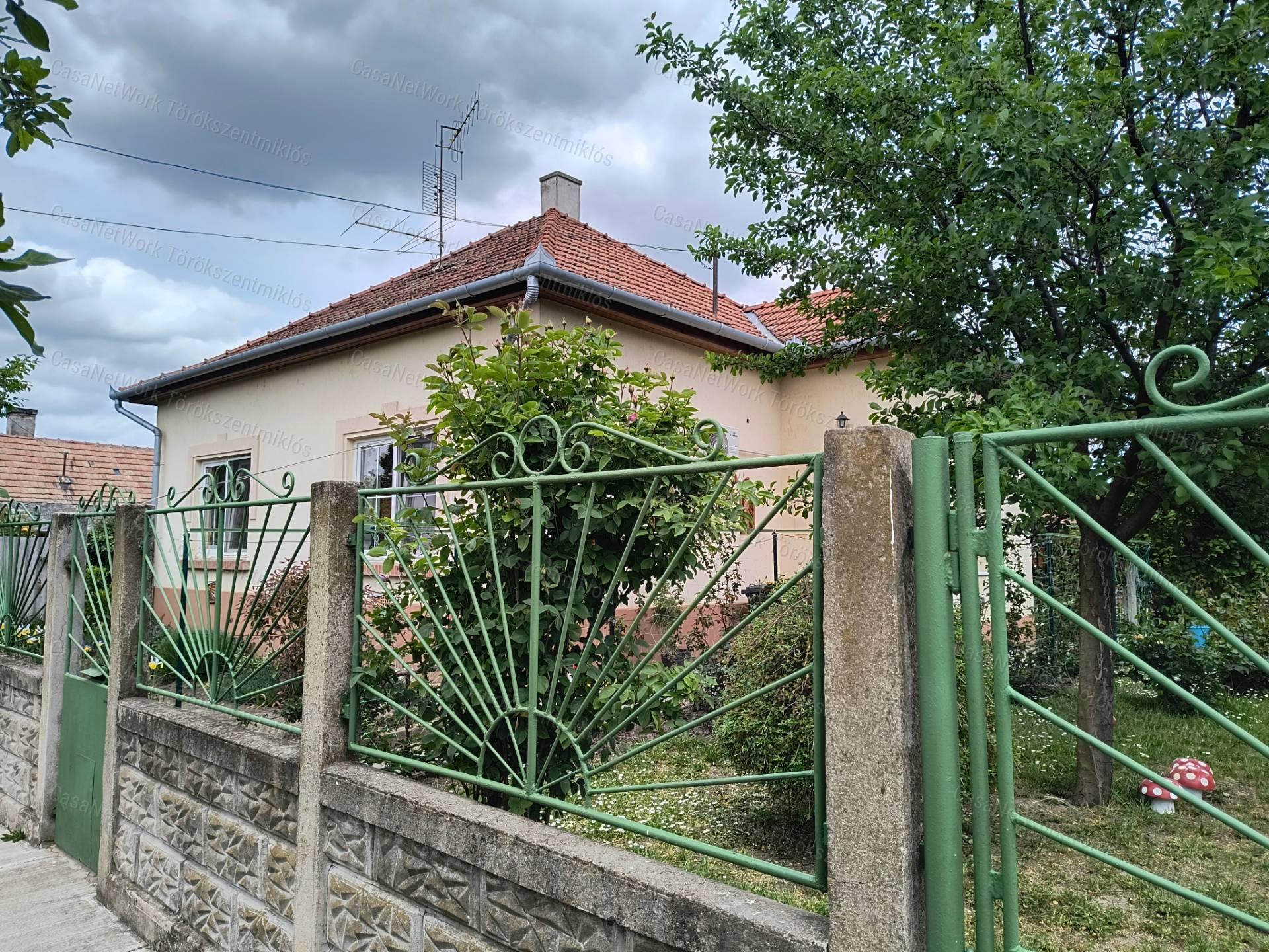 Eladós családi ház Törökszentmiklós központjában!