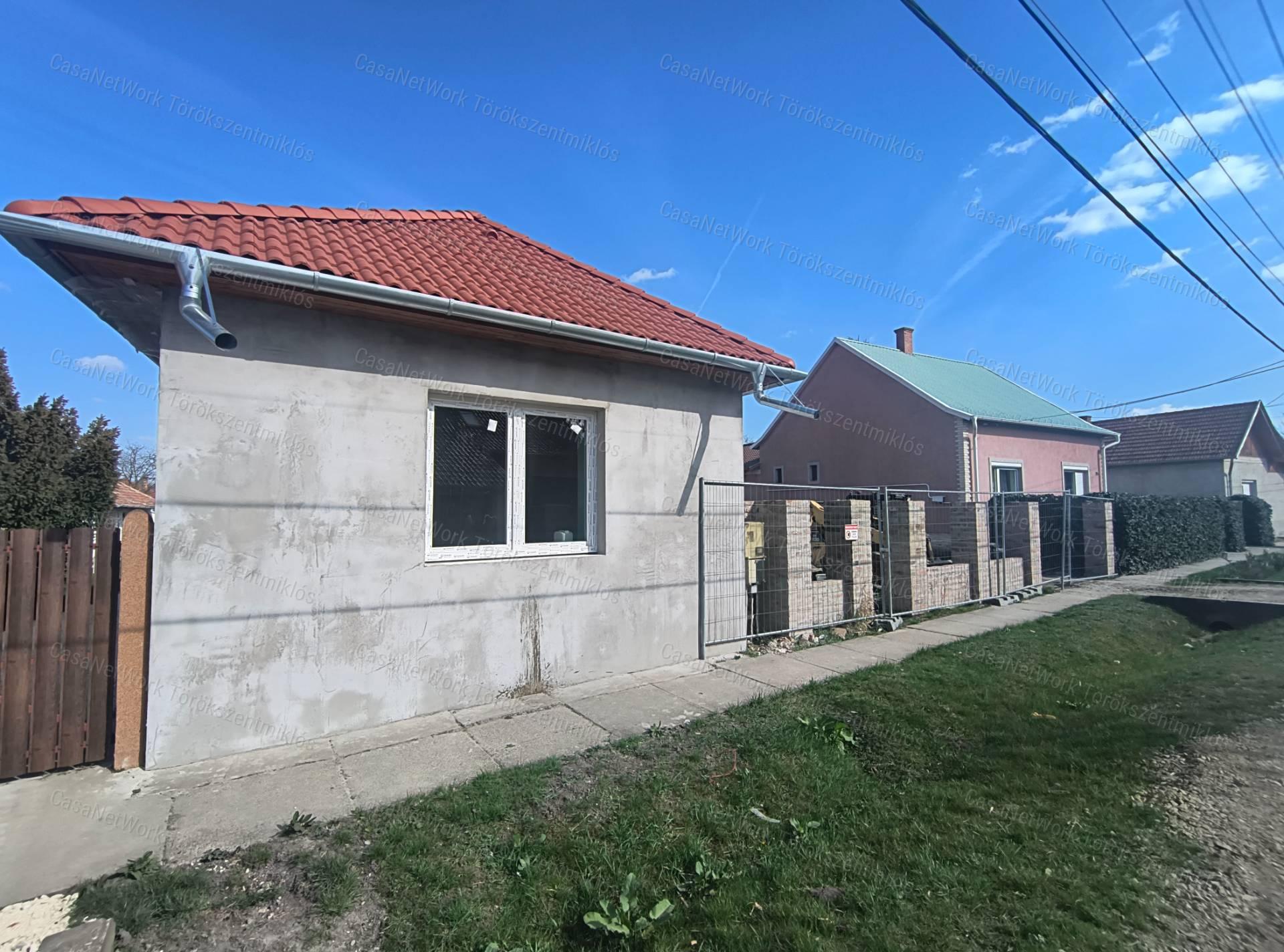 Eladó családi ház törökszentmiklós központjában!