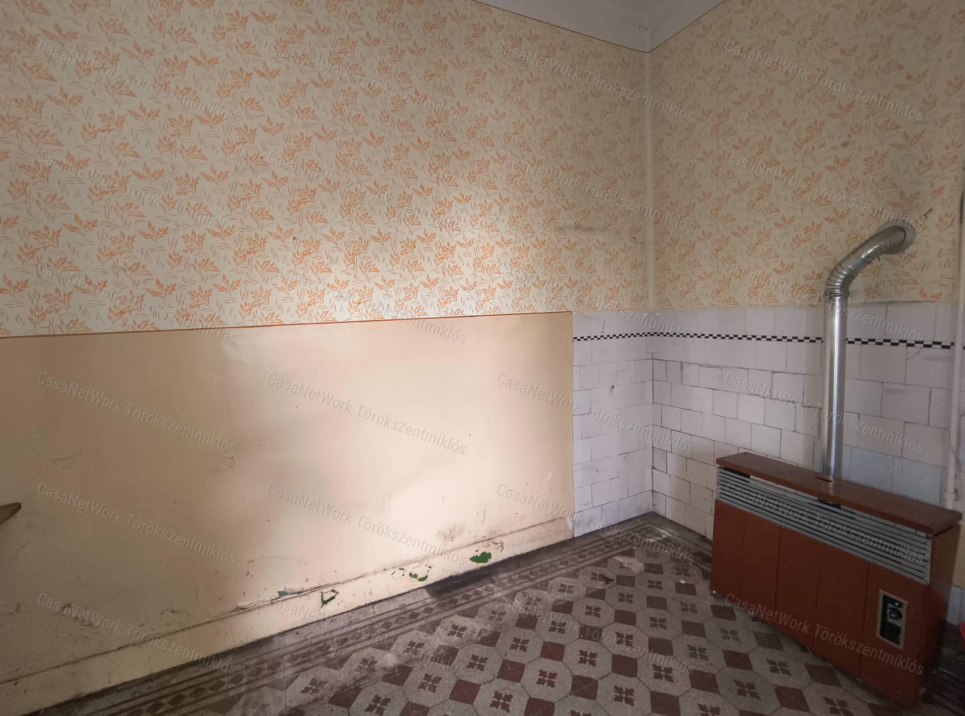 Eladó kétgenerációs családi ház Törökszentmiklós központjában!