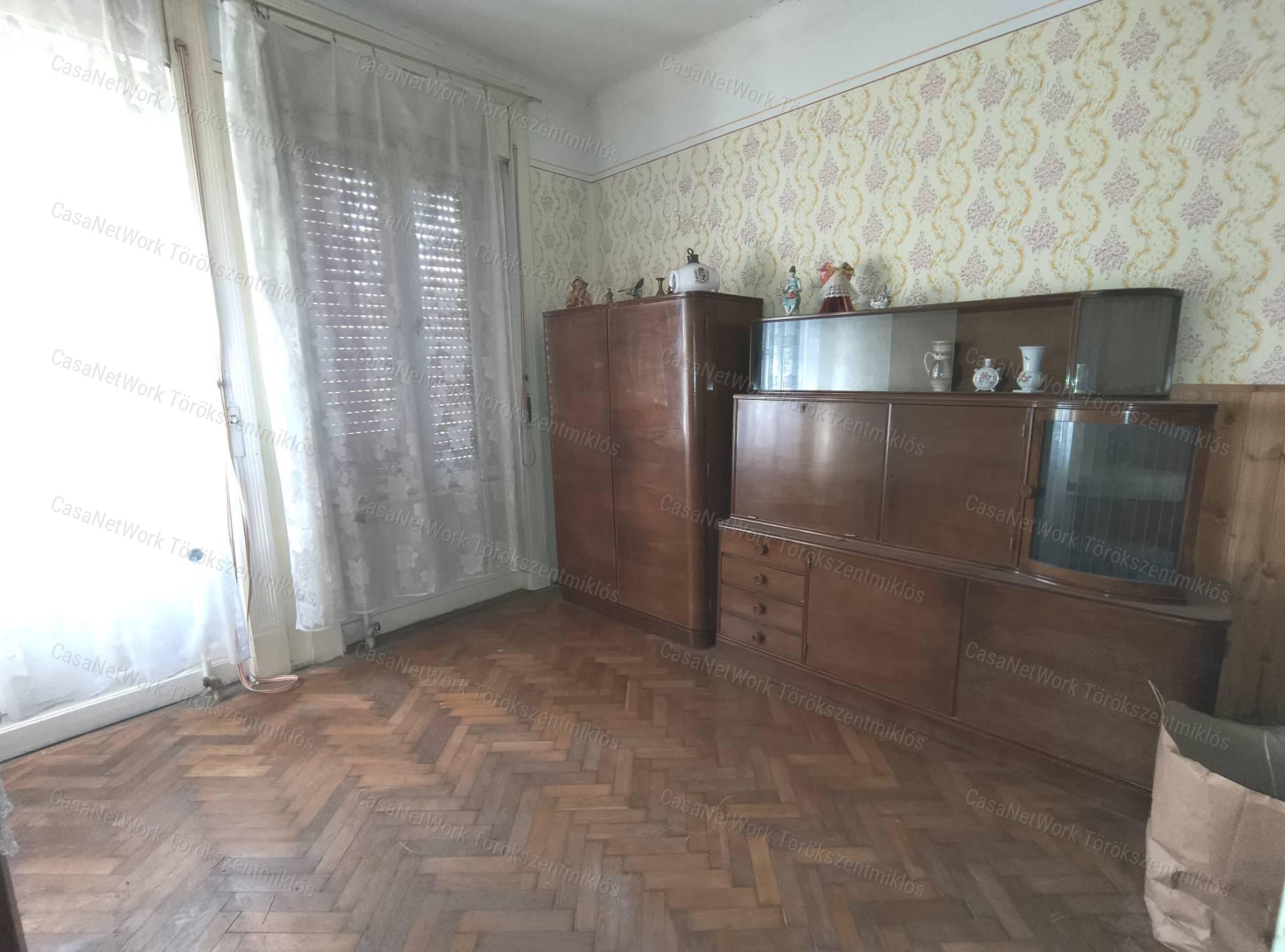 Eladó kétgenerációs családi ház Törökszentmiklós központjában!