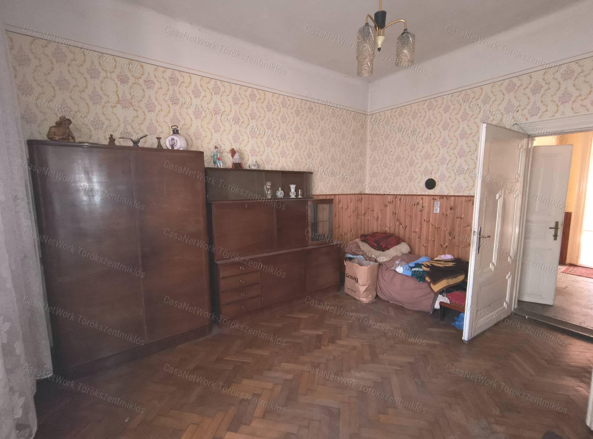 Eladó kétgenerációs családi ház Törökszentmiklós központjában!